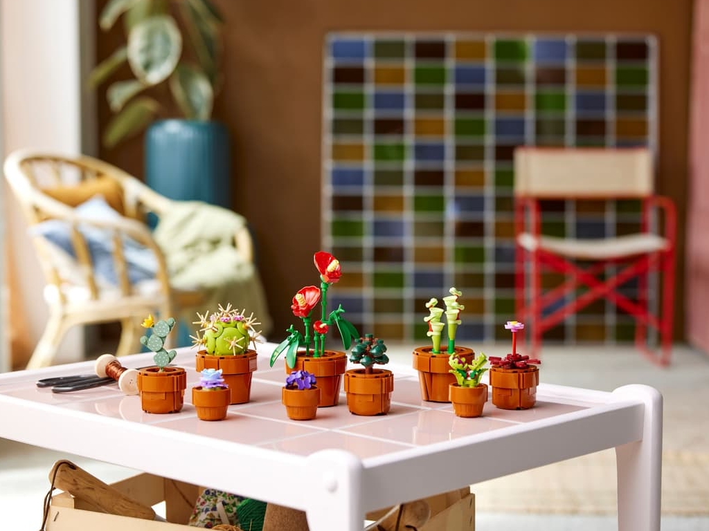 Конструктор LEGO Botanicals Миниатюрные растения, 758 деталей