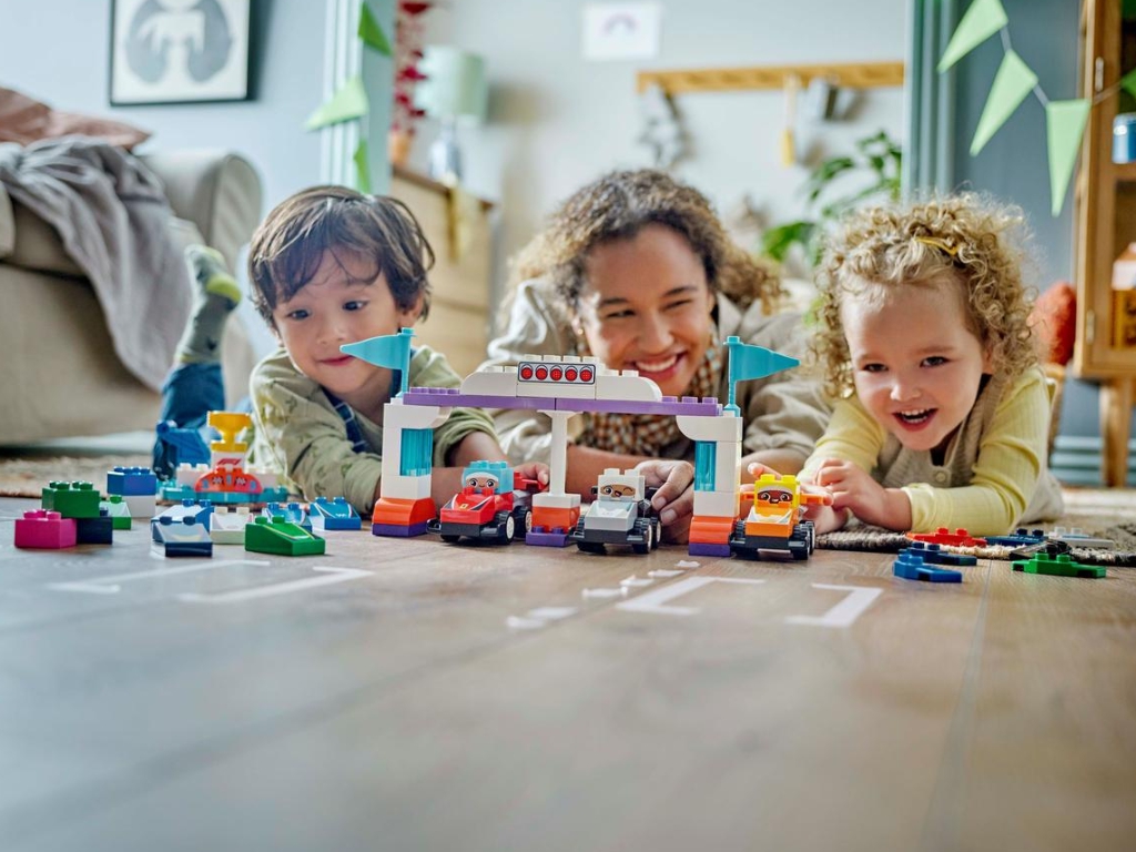 Конструктор LEGO DUPLO Town Автомобілі для перегонів і пілоти команди Формули-1, 70 деталей