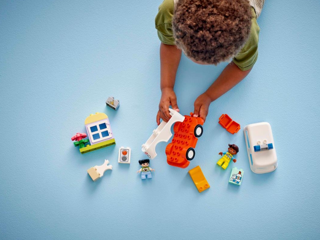 Конструктор LEGO DUPLO Town Скорая помощь и водитель, 19 деталей