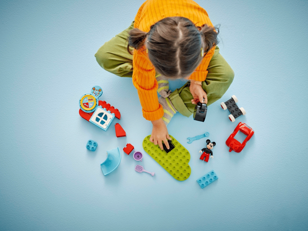 Конструктор LEGO DUPLO Disney Микки Маус: Клубный дом и автомобиль, 27 деталей