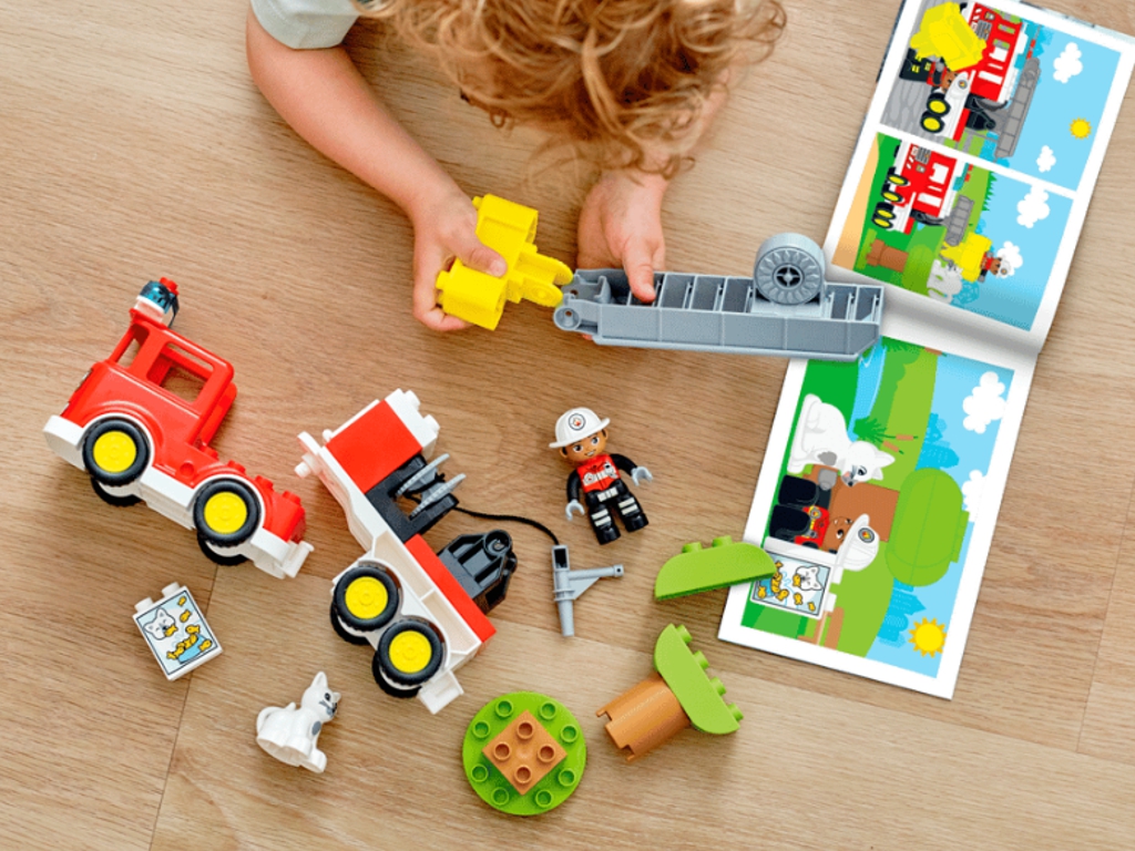 Конструктор LEGO DUPLO Town Пожарная машина со шлангом и пожарным, 28 деталей