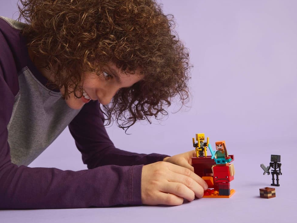 Конструктор LEGO Minecraft Битва с лавой в Незере, 99 деталей