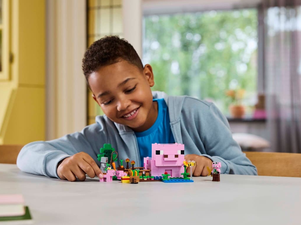 Конструктор LEGO Minecraft Дом для поросят, 238 деталей
