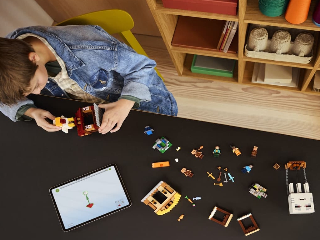 Конструктор LEGO Minecraft Нападение на деревню с воздушным шаром Гаста, 555 деталей