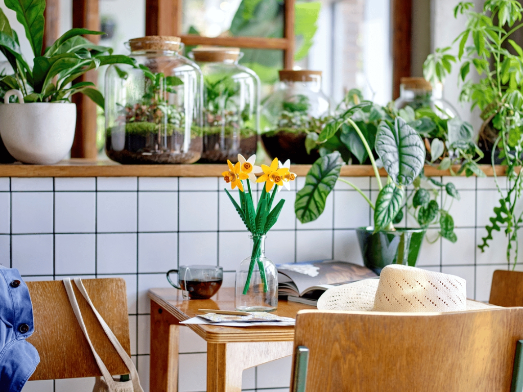 Конструктор LEGO Botanicals Нарциси, 216 деталей