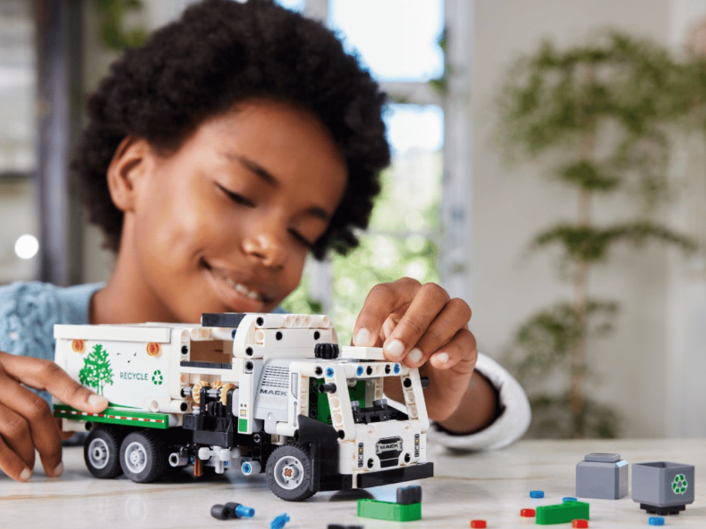 Конструктор LEGO Technic Мусоровоз Mack LR Electric, 503 детали