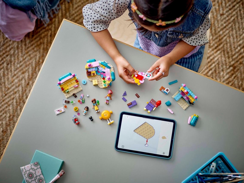 Конструктор LEGO Friends Цукерня Хартлейк-Сіті, 376 деталей