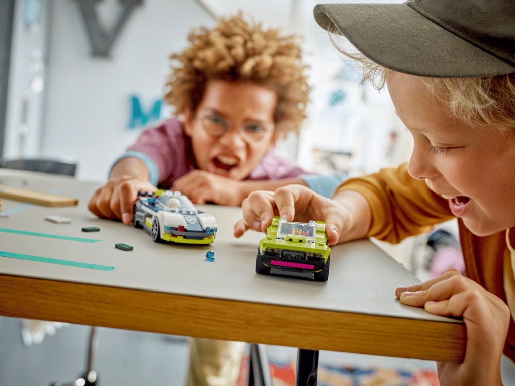 Конструктор LEGO City Переслідування маслкара на поліцейському автомобілі, 213 деталей