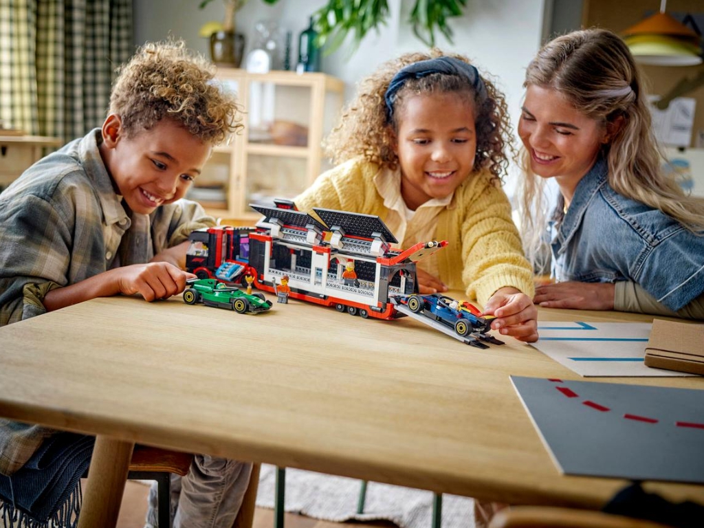 Конструктор LEGO City Вантажівка F1 з автомобілями RB20 та AMR24, 1086 деталей