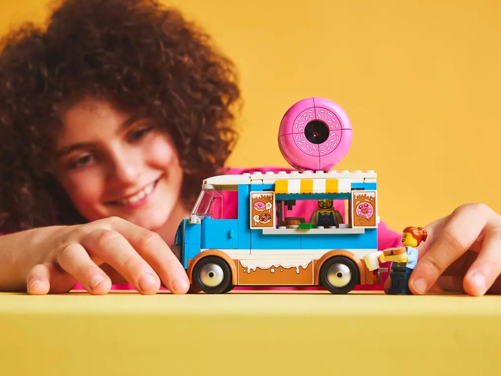 Конструктор LEGO City Грузовик с пончиками, 196 деталей