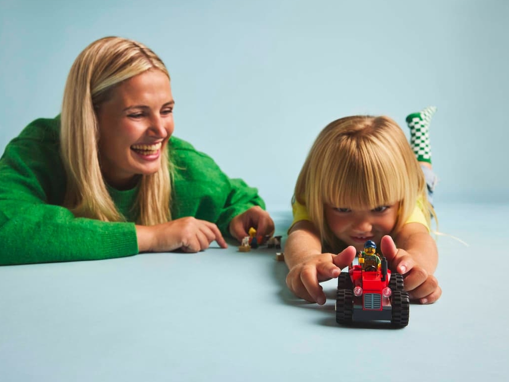 Конструктор LEGO City Красный фермерский трактор с прицепом и овцами, 116 деталей