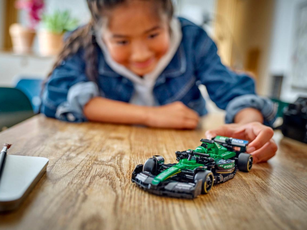 Конструктор LEGO Speed Champions Гоночный автомобиль Aston Martin Aramco F1 AMR24, 269 деталей
